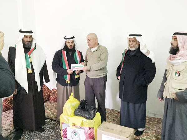 جابر الوندة يشارك في توزيع المساعدات على الاسر النازحة﻿
