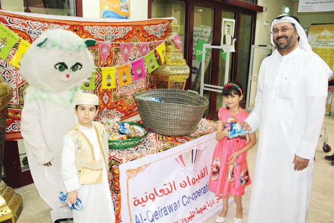 وليد يعقوب يوزع القرقيعان على الاطفال