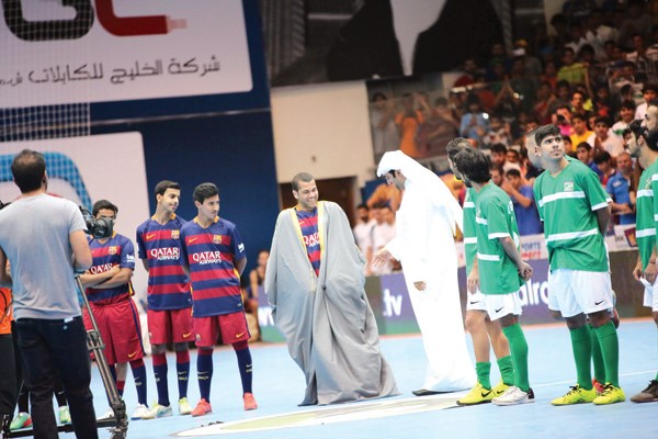 الڤيش يرتدي البشت بحضور خالد الروضان