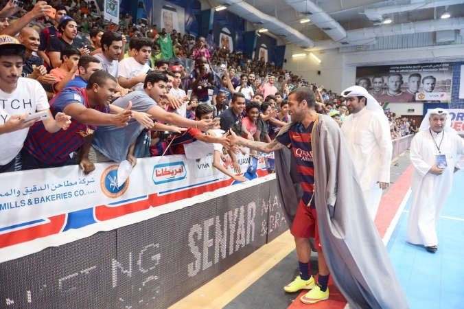 الفيش مرتديا البشت وهو يصافح الجمهور