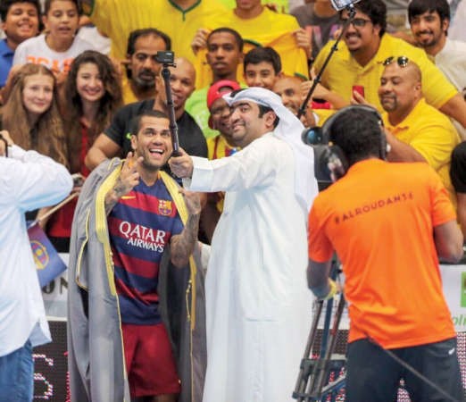 خالد الروضان والفيش يلتقطان صورة سيلفي مع الجمهور