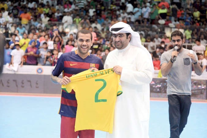 داني الفيش يهدي خالد الروضان فانيلة منتخب البرازيل