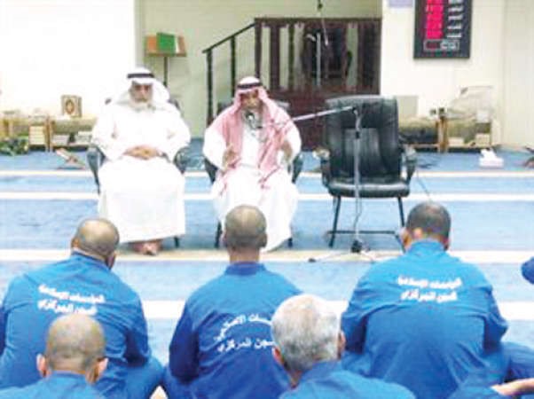 الداعية سلمان مندني إلى المتسوقين ليلاً: احذروا من التسكع في الأسواق وضياع أوقاتكم