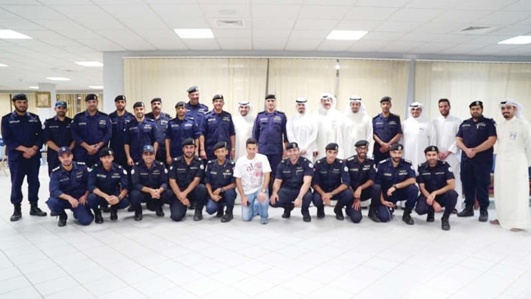 صورة جماعية لفريقي بنك الكويت الوطني وخفر السواحل ﻿