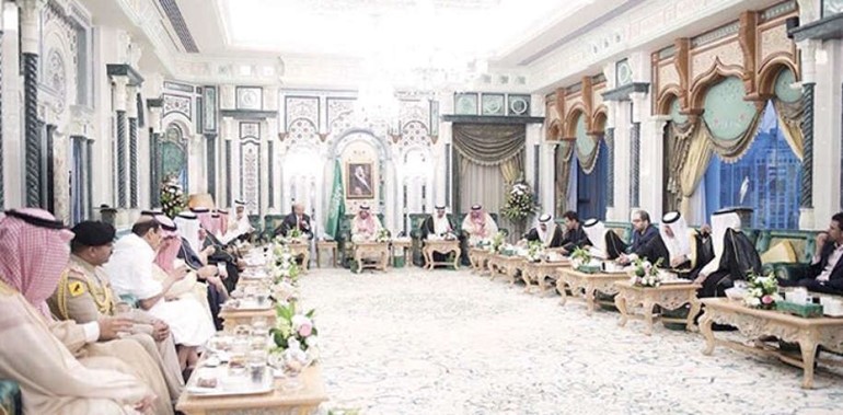 خادم الحرمين الشريفين الملك سلمان بن عبدالعزيز خلال استقباله الرئيس اليمني وولي عهد البحرين ورئيس مجلس الامة مرزوق الغانم