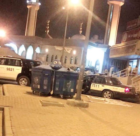 رجال الامن يطوقون مسجد خلف المطيري