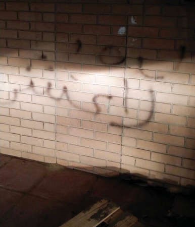 عبارة مؤيدة لتنظيم داعش الارهابي على طوفة فرع غاز في الاحمدي