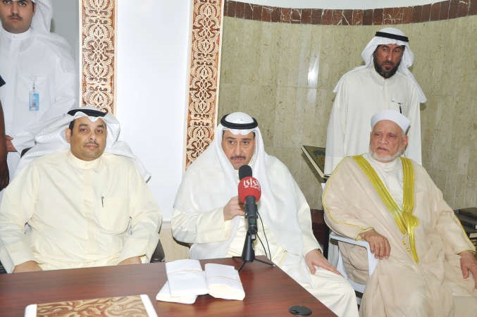 الشيخ فيصل الحمود متحدثا خلال حفل التكريم بحضور يعقوب الصانع وداحمد عمر هاشم﻿