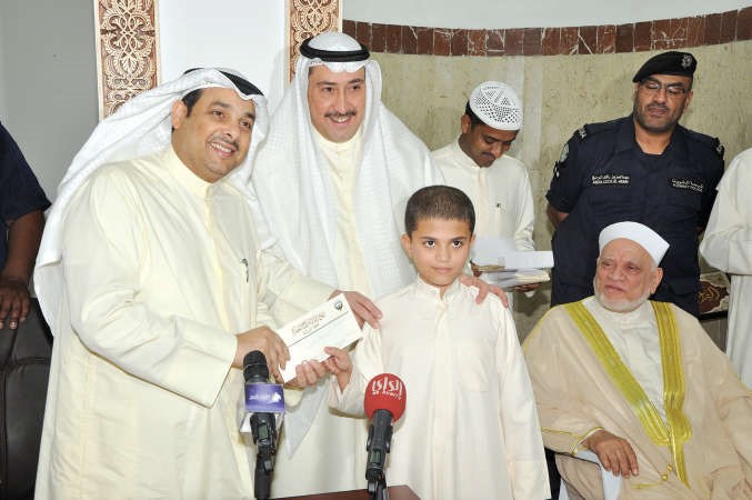 يعقوب الصانع والشيخ فيصل الحمود يكرمان احد الفائزين 	احمد علي﻿