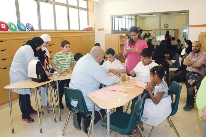 عدد من اولياء الامور مع ابنائهم خلال الحصة الدراسية﻿