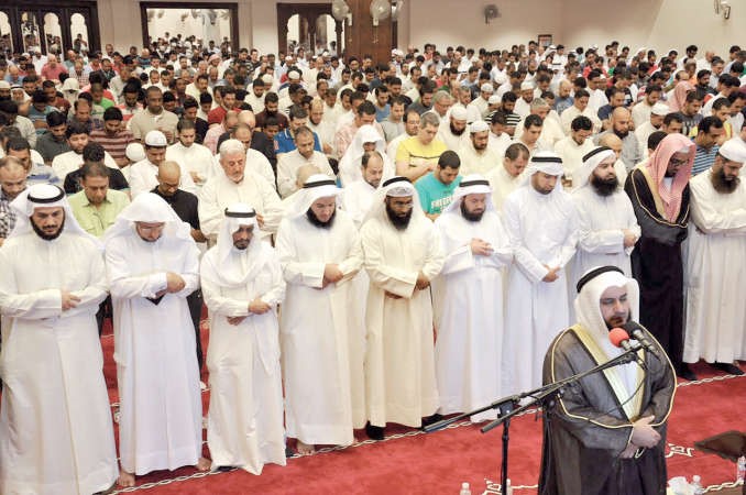 جانب من صلاة التهجد في مسجد الراشد﻿