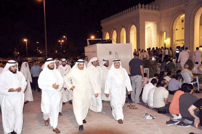 يعقوب الصانع ووليد الشعيب وخليف الاذينة خلال الجولة التفقدية في المركز الرمضاني بمسجد الراشد﻿