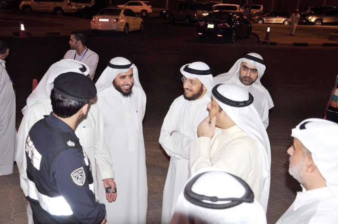 الصانع يستمع الى شرح حول الجهود المشتركة لتوفير الاجواء الايمانية للمصلين﻿