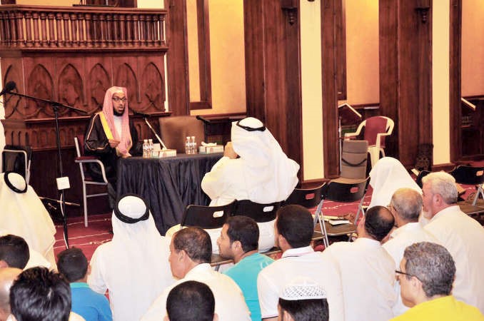 الشيخ علي العبدالهادي ملقيا خاطرته﻿