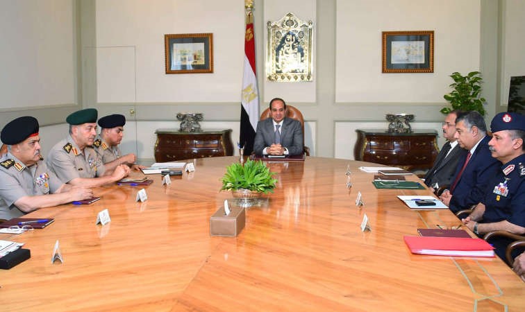 صورة نشرتها الرئاسة المصرية للرئيس المصري عبدالفتاح السيسي خلال ترؤسه لاجتماع مع الفريق اول صدقي صبحي وزير الدفاع والانتاج الحربي واللواء مجدي عبدالغفار وزير الداخلية وعدد من كبار قادة القوات المسلحة افپ