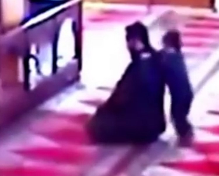 بالفيديو.. شاهدوا صبر هذا الوالد التركي على ابنه أثناء الصلاة