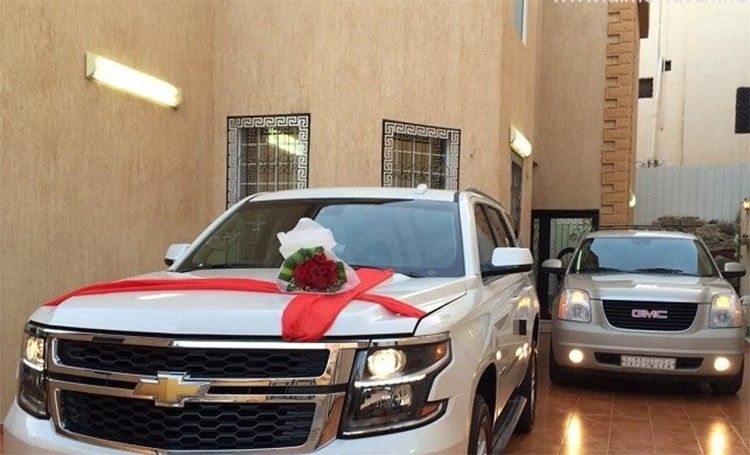 صورة سيدة أعمال سعودية تعايد زوجها بسيارة "تاهو 2015"