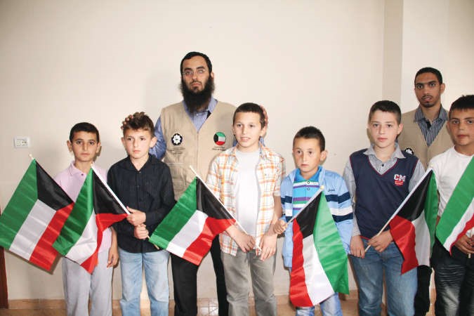  الكندري يتوسط طلبة العلم الايتام في البانيا﻿