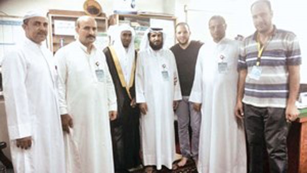 محمد الختلان متوسطا بعض العاملين بالمركز﻿