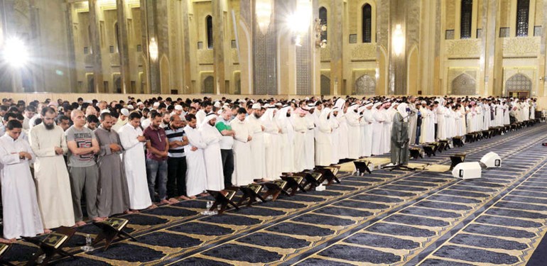 آلاف المتهجدين أحيوا ليلة الرابع والعشرين في المسجد الكبير