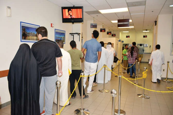 عدد من الطلبة والطالبات في السفارة﻿