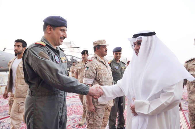 الشيخ خالد الجراح مصافحا العميد الركن طيار دخيل باني امر معهد القوة الجوية ﻿
