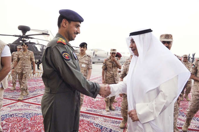 الشيخ خالد الجراح مصافحا العميد الركن الطيار عدنان السلامة مساعد امر القوة الجوية ﻿
