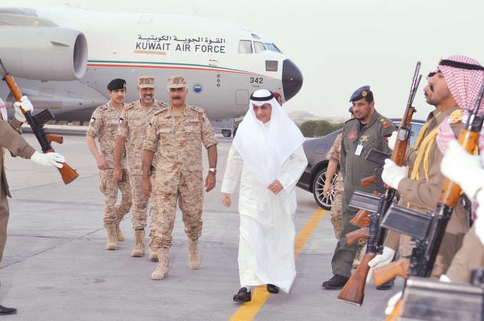الشيخ خالد الجراح لدى وصوله وفي استقباله رئيس الاركان الفريق الركن محمد خالد الخضرونائب رئيس الاركان الفريق الركن الشيخ عبدالله النواف وامر القوة الجوية اللواء ركن طيار عبدالله الفودري ﻿