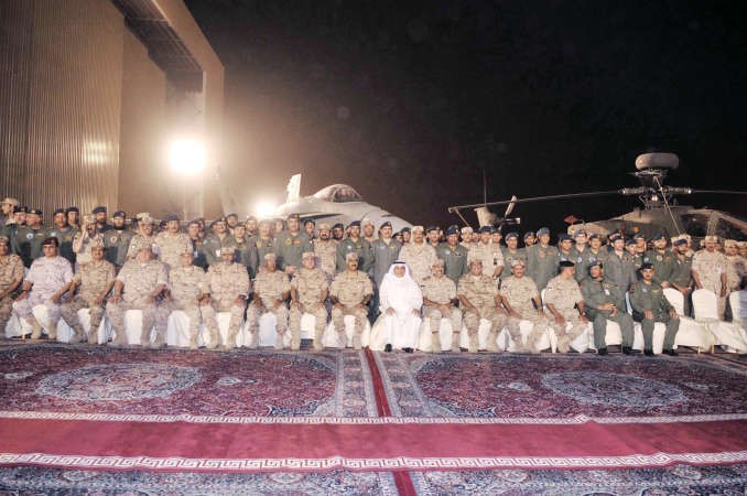 الشيخ خالد الجراح متوسطا رئيس الاركان ونائب رئيس الاركان وامر واعضاء القوة الجوية	قاسم باشا ﻿