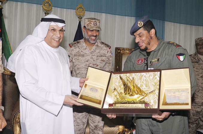 الشيخ خالد الجراح يتسلم هدية تذكارية من نائب رئيس الاركان الفريق الركن الشيخ عبدالله النواف وامر القوة الجوية اللواء ركن طيار عبدالله الفودري ﻿