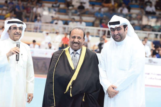 خالد الروضان مع شيخ المعلقين خالد الحربان مرتديا بشت دورة الروضان﻿