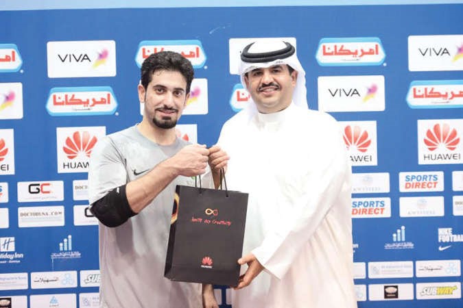 الشيخ دعيج الخليفة وجائزة افضل لاعب لعلي زمان﻿