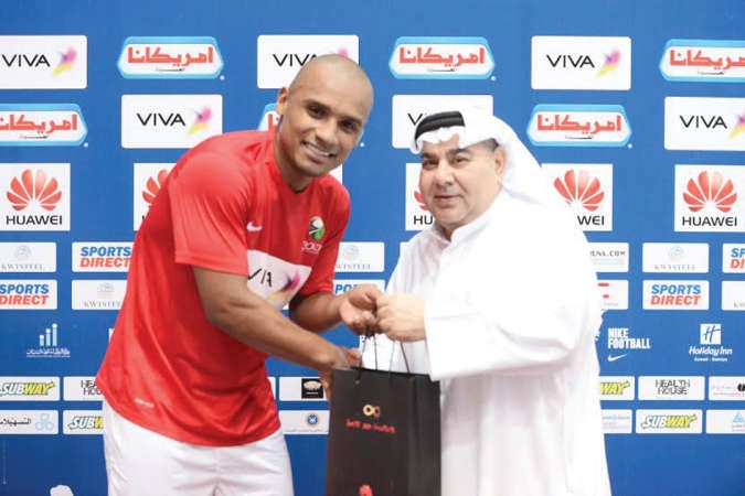 جواد القبقب يهدي اوكاين جائزة افضل لاعب﻿