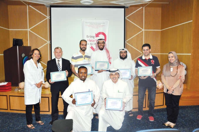 المتدربون ولقطة للذكرى خلال تسلمهم الشهادات