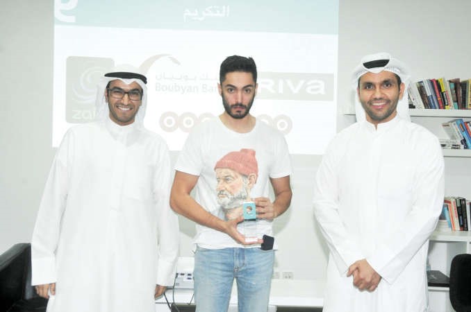 المخرج عبدالعزيز الجسمي متسلما جائزة اعلان بنك بوبيان من ايمن الرويح ويبدو خالد العجيل