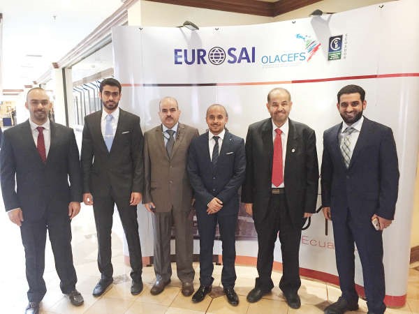 عصام المطيري يتوسط فريق ديوان المحاسبة المشارك في المؤتمر﻿