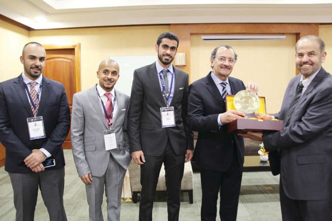 عصام المطيري يقدم هدية تذكارية لرئيس الجهاز الاكوادوري﻿