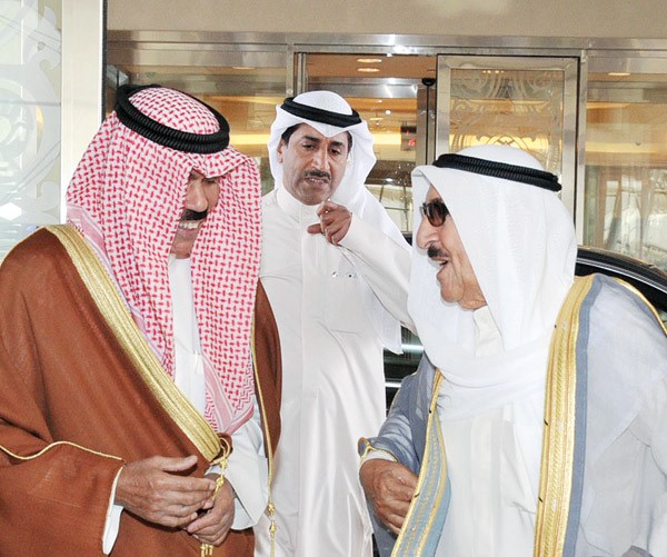 صاحب السمو الامير الشيخ صباح الاحمد لدى مغادرته امس متوجها الى المملكة العربية السعودية وفي وداعه سمو نائب الامير وولي العهد الشيخ نواف الاحمد