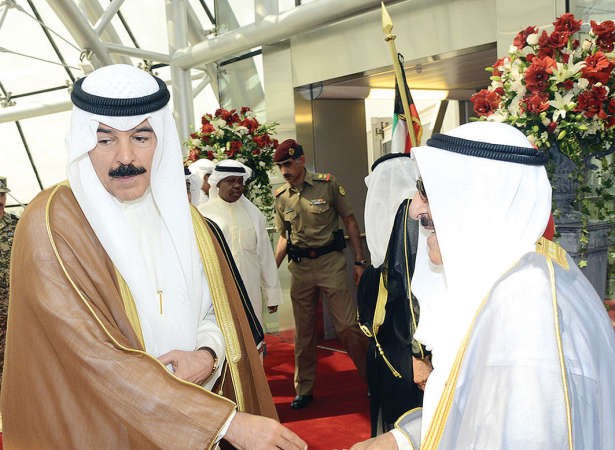 صاحب السمو الامير مصافحا الشيخ محمد الخالد