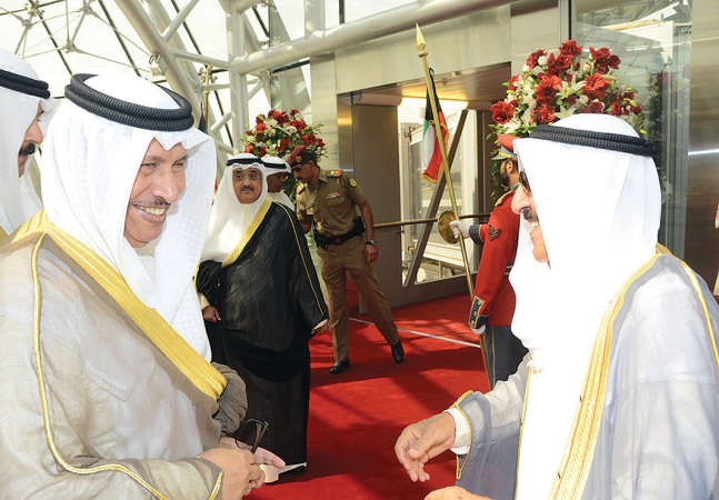 صاحب السمو الامير مصافحا سمو رئيس الوزراء الشيخ جابر المبارك