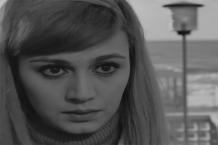 مديحة كامل فارقت النجمة مديحة كامل الحياة عن عمر يناهز 48 عاما بسبب صراعها مع مرض القلب الذى اصابها واضعف صحتها، اضافة الى تراكم المياه على رئتيها، مما ادى الى الوفاة فى 13 يناير عام 1997

