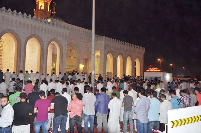 جموع من المصلين في الساحات الخارجية للمسجد