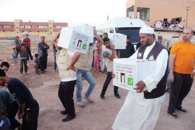 جانب من توزيع السلة الرمضانية على اللاجئين 
