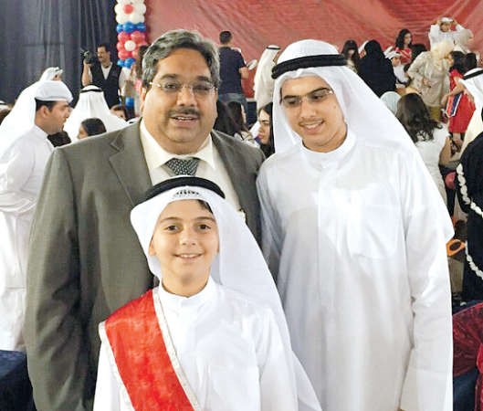دعمار صادقي مع ابنيه ياسر وناصر
