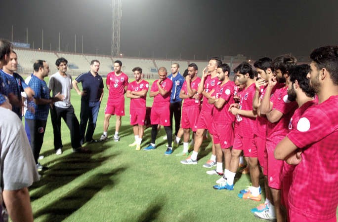 لاعبو الابيض قبل بدء التدريبات مع الطاقمين الاداري والفني ﻿