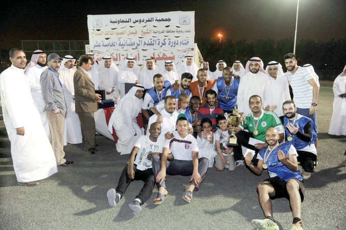 الفريق الفائز مع المسؤولين والرعاة ﻿