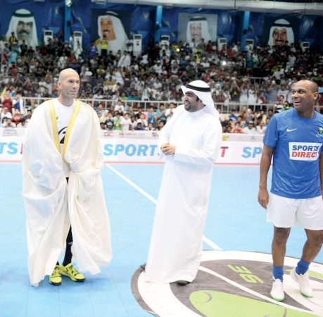 الفرنسي الجزائري الاصل يرتدي بشت دورة الروضان ﻿