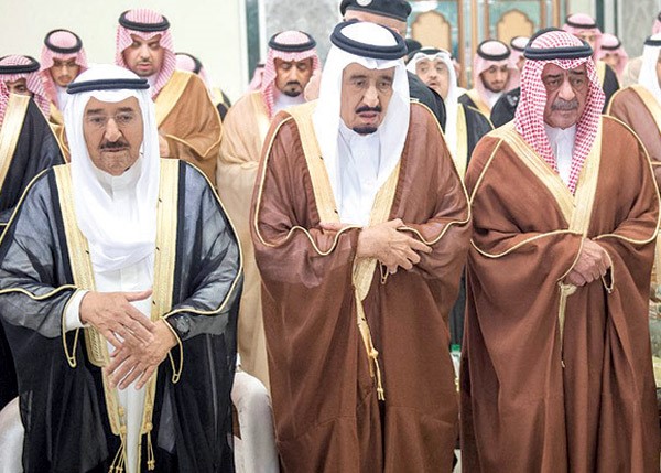 صاحب السمو الامير الشيخ صباح الاحمد وخادم الحرمين الشريفين الملك سلمان بن عبدالعزيز وصاحب السمو الملكي الامير مقرن بن عبدالعزيز اثناء صلاة الميت على جثمان الفقيد واس