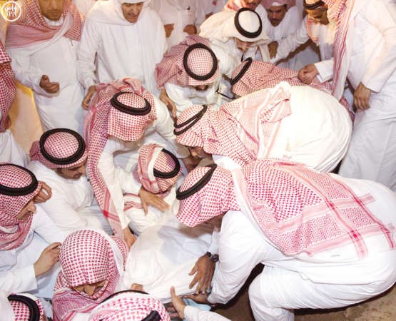 اصحاب السمو الامراء يشاركون في مواراة جثمان الفقيد سمو الامير سعود الفيصل الثرى واس