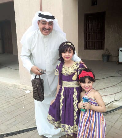 المذيع سعد الخلف مع طفلتين في البرنامج﻿